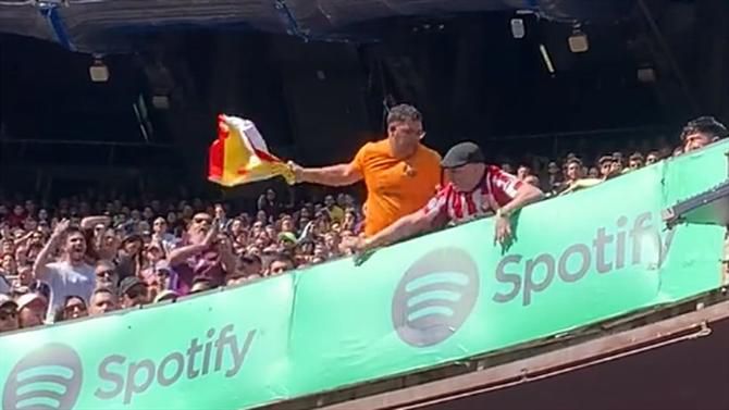 Confusão nas bancadas de Camp Nou devido a uma bandeira… espanhola (vídeo)