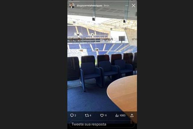 Agente de Guga (Rio Ave) tira foto no Dragão