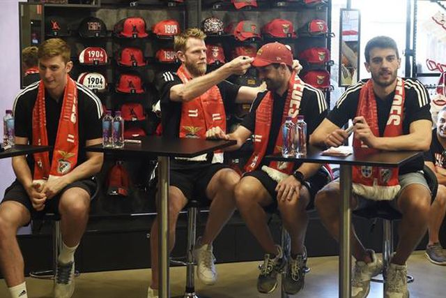 Tetracampeões deram autógrafos e agradeceram apoio