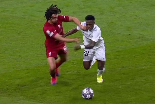 Vinícius destrói Alexander-Arnold (vídeo)