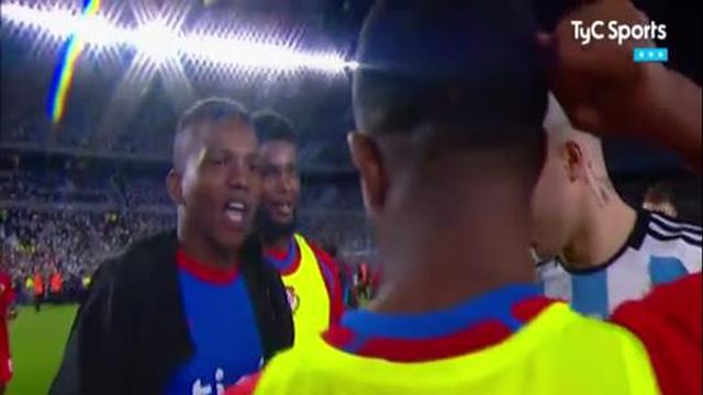 Jogadores do Panamá disputam camisola de Enzo
