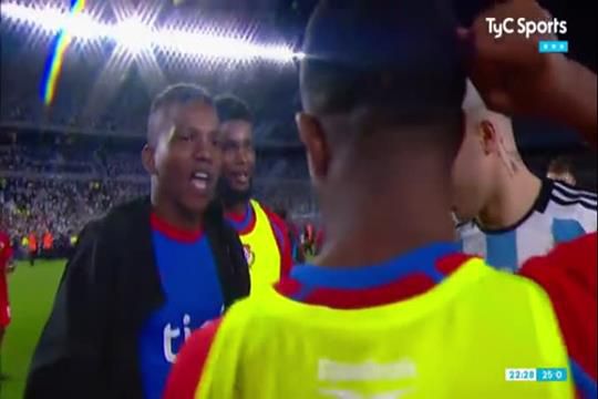 Jogadores do Panamá disputam camisola de Enzo