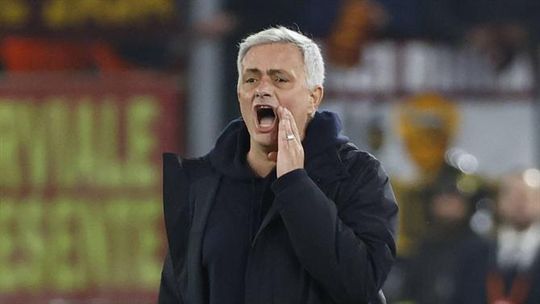 Adjunto de Mourinho expulso por agredir jogador do Feyenoord (vídeo)