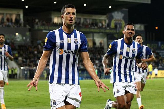 FC Porto vence em Arouca e continua a sonhar com o título (veja o resumo)