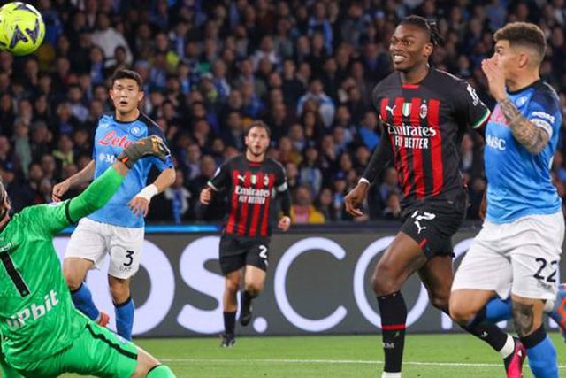 'Chapelada' de Rafael Leão: obra de arte em Nápoles (veja o golo)