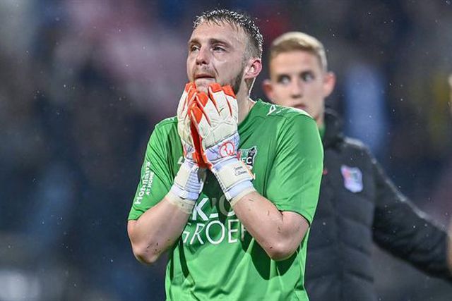 Cillessen 'frangou' e vingou-se à cabeçada ao poste (vídeo)