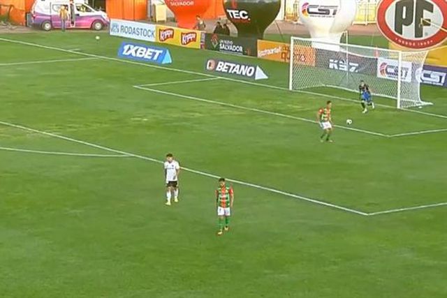 Impressionante: guarda-redes pode ter marcado o golo mais longo da história (vídeo)