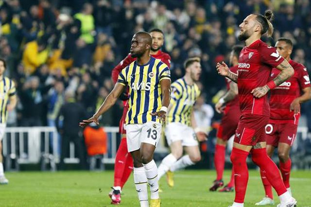 Fenerbahçe, de Jesus, encosta Sevilha às cordas mas acaba eliminado