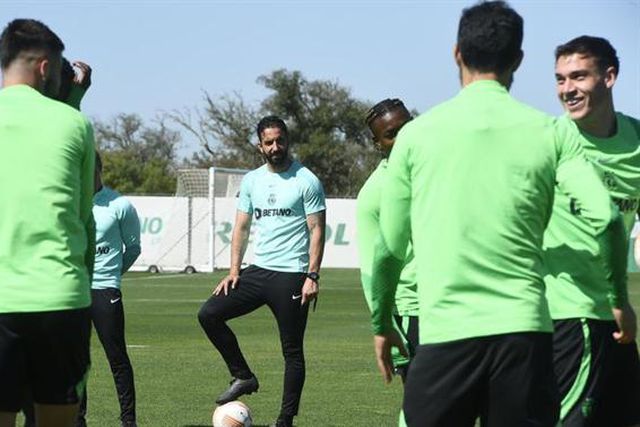 Rúben Amorim chama trio da formação