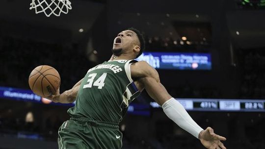 36 pontos de Giannis e os Bucks são os primeiros a assegurar lugar nos 'play-off'; Neemias soma mais dez