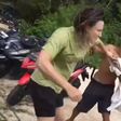 Chocante: Surfista brasileiro agride americana com dois murros (vídeo)