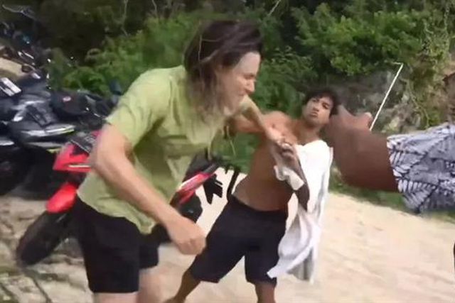 Chocante: Surfista brasileiro agride americana com dois murros (vídeo)