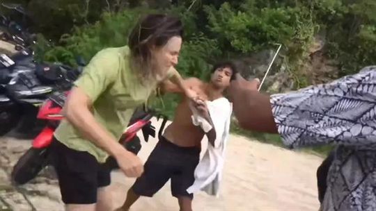 Chocante: Surfista brasileiro agride americana com dois murros (vídeo)