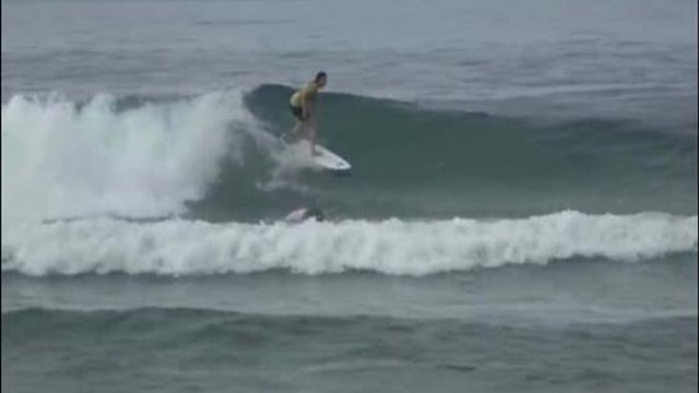 Chocante: Surfista brasileiro agride americana com dois murros