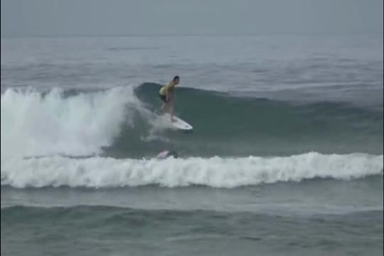 Chocante: Surfista brasileiro agride americana com dois murros