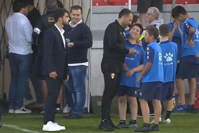 Custa alguma coisa? Sérgio Vieira ‘fez o dia’ aos apanha-bolas (vídeo)