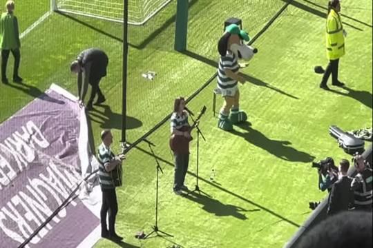 Adepta cantou música dedicada a Jota antes do Old Firm