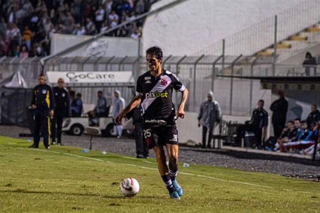 Dois médios brasileiros debaixo de olho