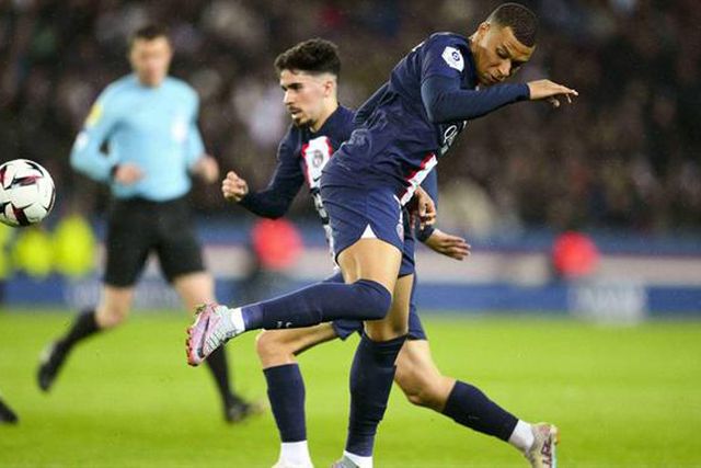 Vitinha à barra e Mbappé marca para o PSG na recarga (vídeo)