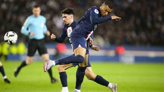 Vitinha à barra e Mbappé marca para o PSG na recarga (vídeo)