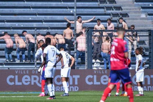 Adeptos do Angers tentaram desconcentrar adversário no penálti… baixando as calças