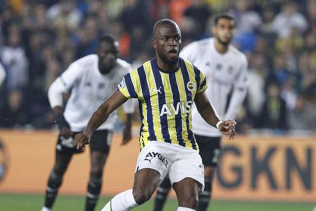 Fenerbahçe, de Jesus, permite reviravolta a jogar com mais um e perde dérbi com o Besiktas