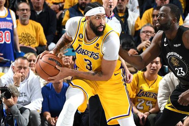 Monumental Davies e Lakers ganham vantagem sobre os campeões; Knicks empatam série