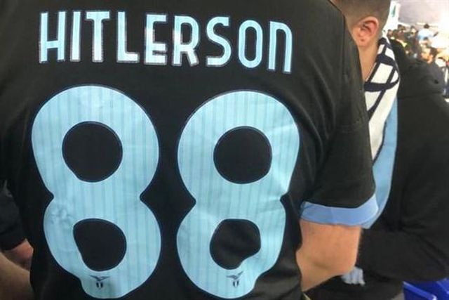 A camisola de um adepto da Lazio que está a causar polémica