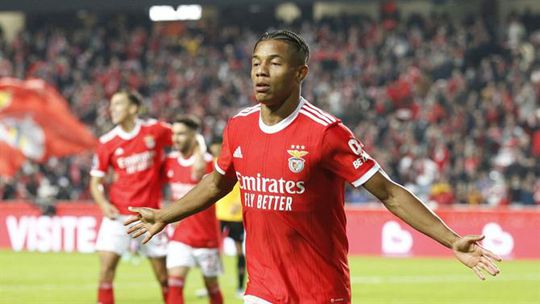 Ataque ‘chama’ David Neres