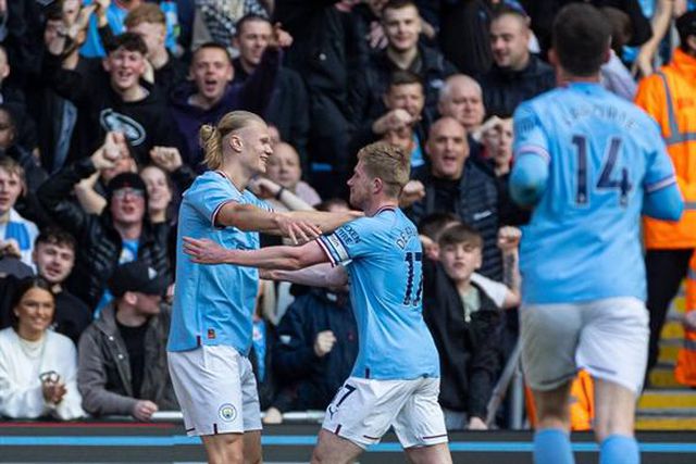 Mais dois golos de Haaland para o Man. City pressionar Arsenal (veja os golos)