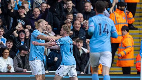 Mais dois golos de Haaland para o Man. City pressionar Arsenal (veja os golos)