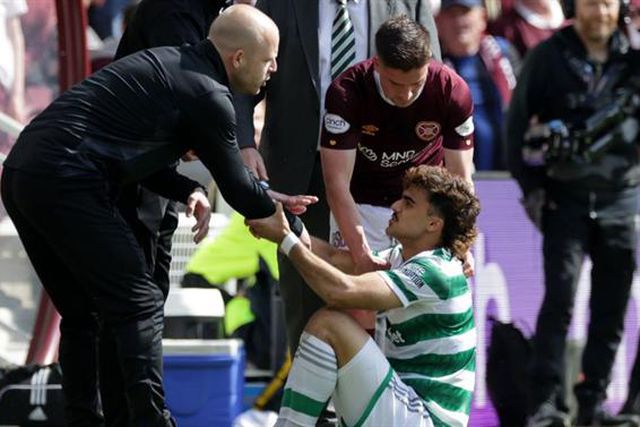 Jota derruba treinador do Hearts no jogo do título (vídeo)