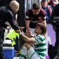 Jota derruba treinador do Hearts no jogo do título (vídeo)