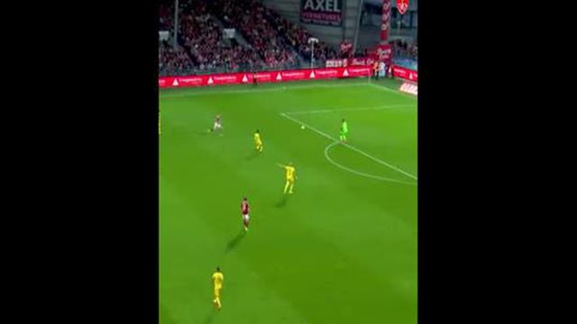 Para os apanhados: Guarda-redes do Nantes chuta na atmosfera e sofre golo