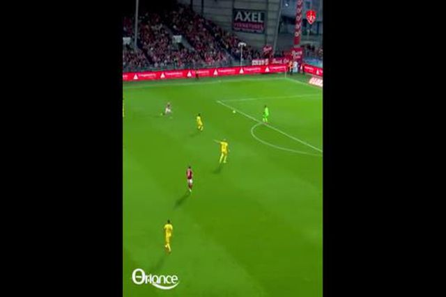 Para os apanhados: Guarda-redes do Nantes chuta na atmosfera e sofre golo