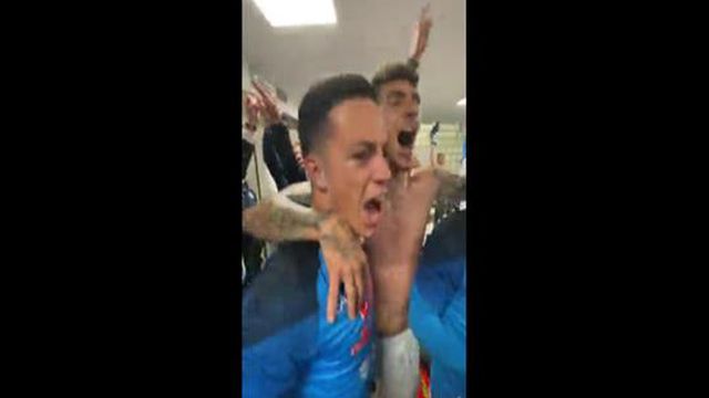 Festejos dos jogadores do Nápoles no balneário