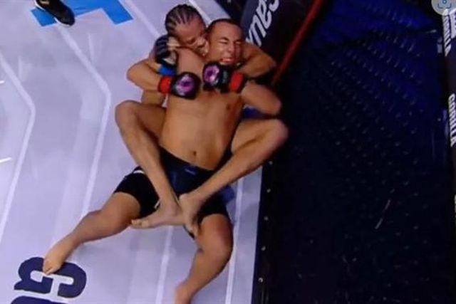 Lutador brasileiro reedita cena 'à' Mike Tyson e morde adversário (vídeo)