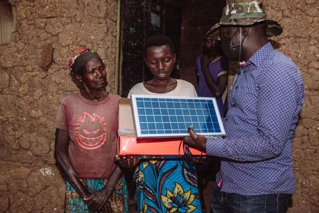 Equipa de ciclismo oferece painéis solares em África