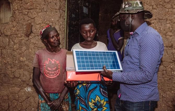 Equipa de ciclismo oferece painéis solares em África