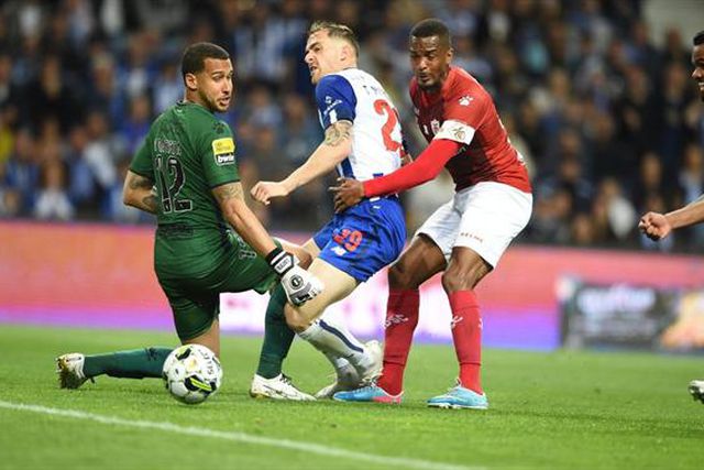 «Só no futebol português é que é penálti»