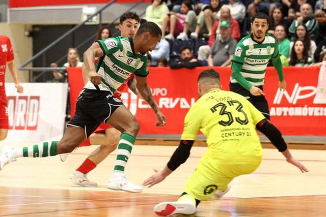Sporting entra a golear no 'play-off'