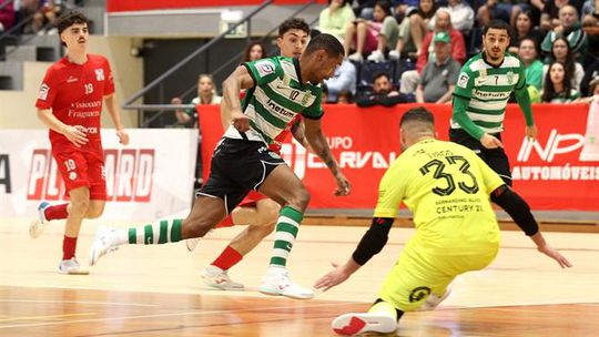 Sporting entra a golear no 'play-off'