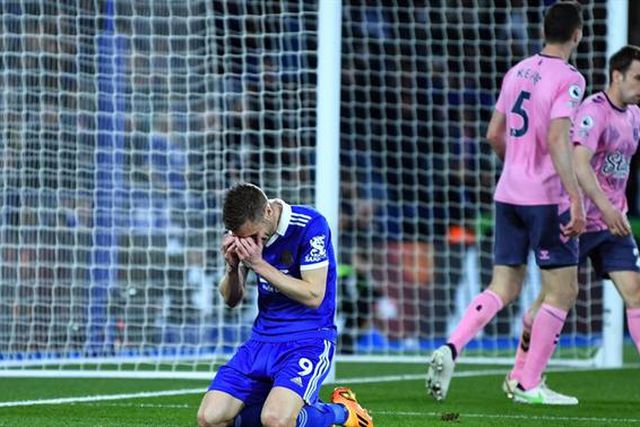 Leicester e Everton empatam em jogo de aflitos