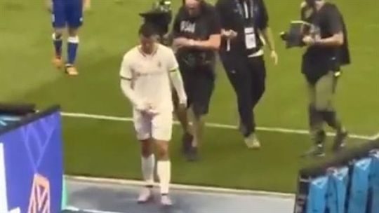 O gesto obsceno de Ronaldo para os adeptos rivais que cantavam por Messi (vídeo)