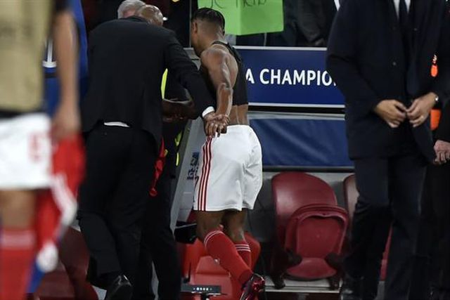 Neres pede desculpa e olha para Chaves