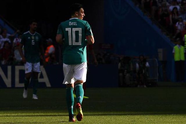 Ozil pendura as chuteiras: «Está na hora de sair de cena»