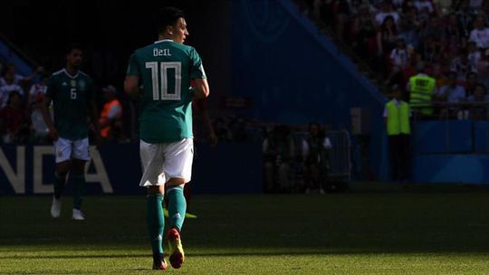 Ozil pendura as chuteiras: «Está na hora de sair de cena»