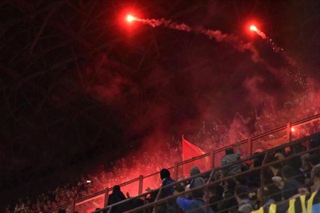 A curta reação do Benfica ao mau comportamento dos adeptos em Milão