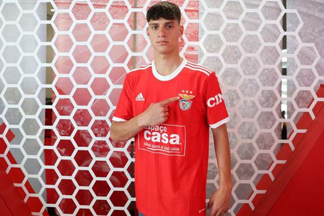 Novo contrato para extremo dos juniores ex-FC Porto