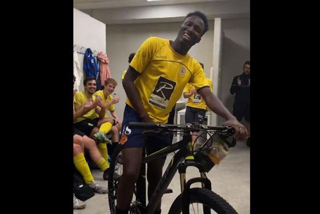 Emocionante: Juniores oferecem bicicleta a colega para não faltar aos treinos (vídeo)